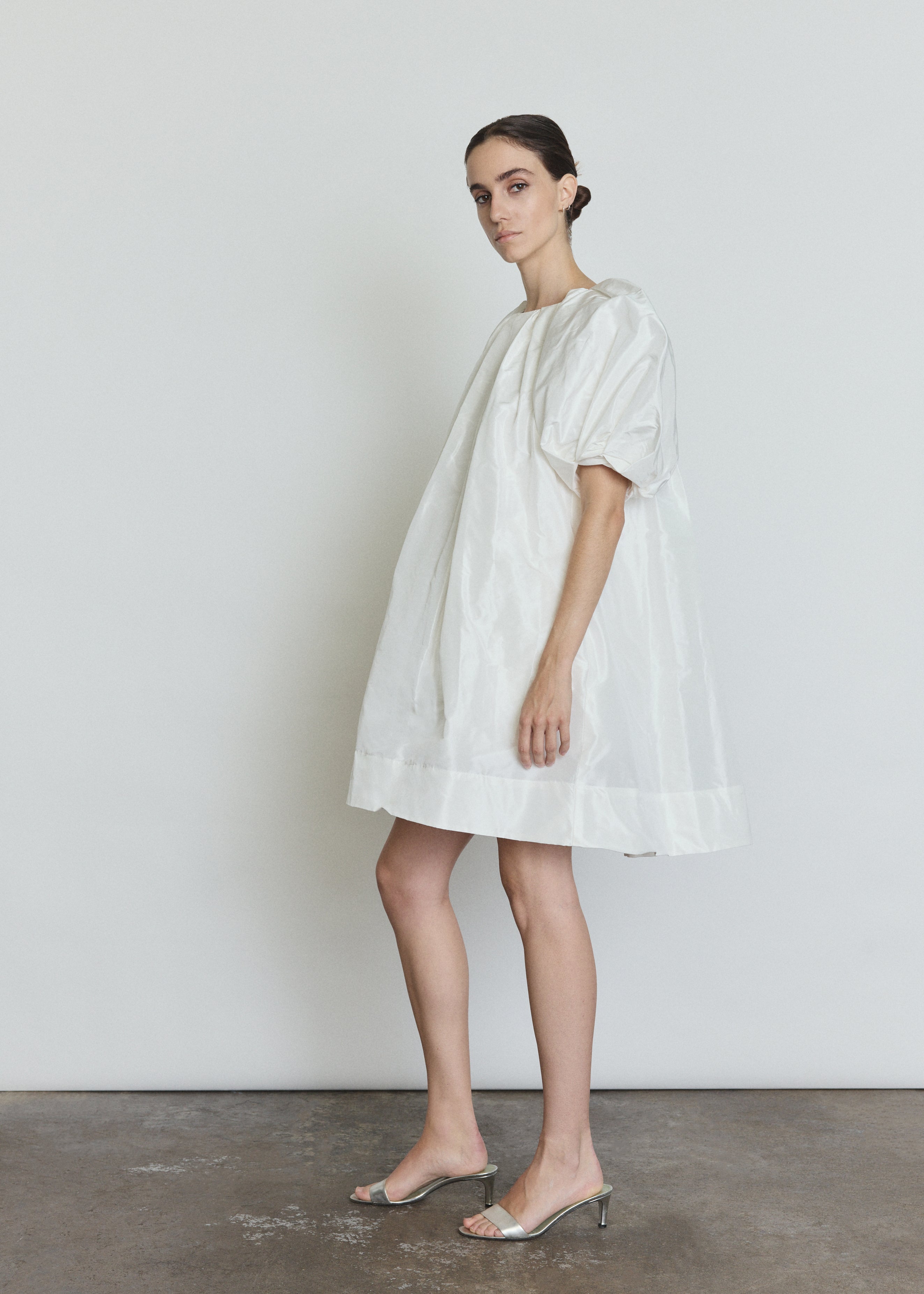 Back view of the white silk taffeta Kamperett Eva Dress showing the pleated sleeves.