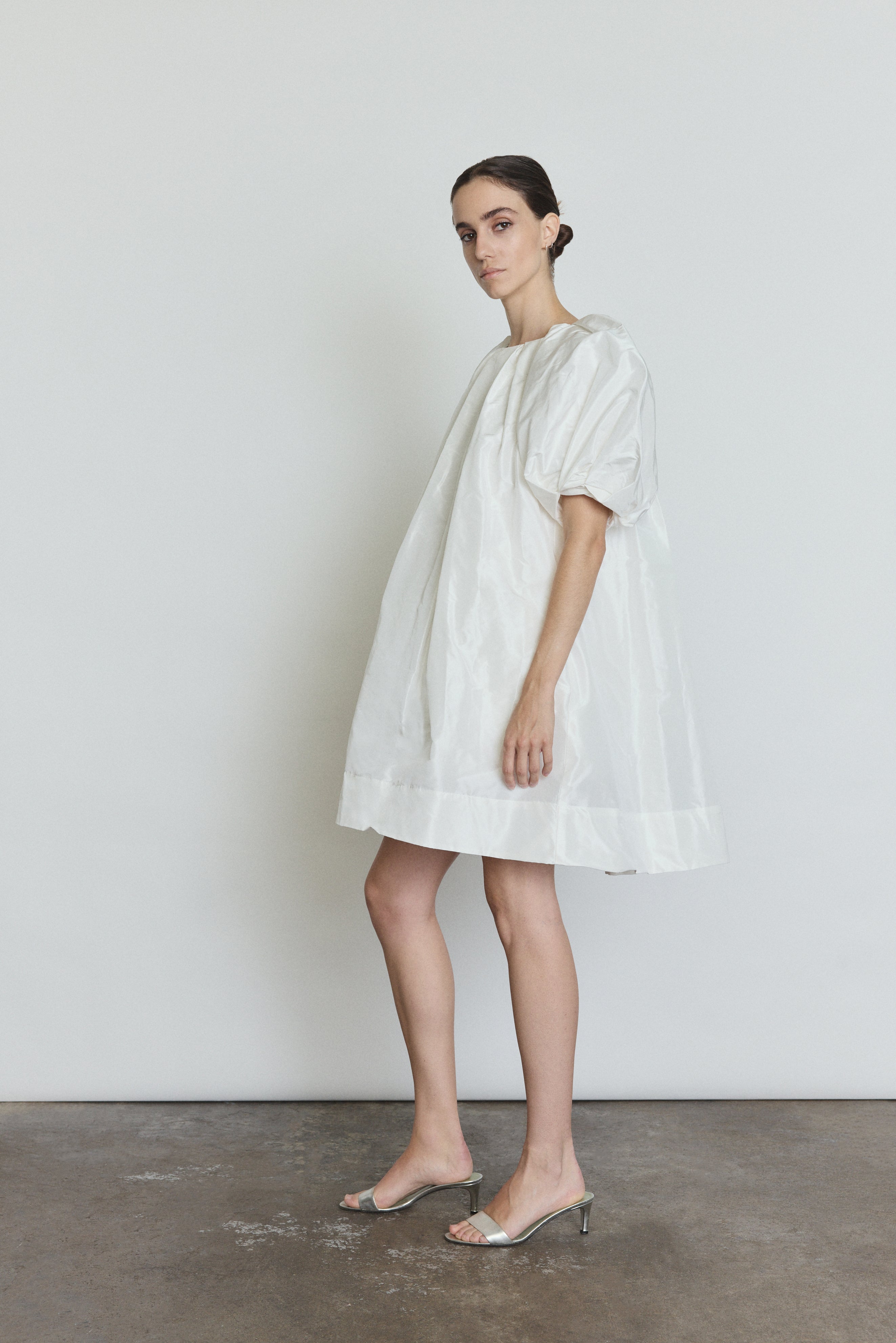 Back view of the white silk taffeta Kamperett Eva Dress showing the pleated sleeves.