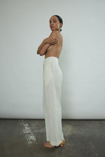 Angled view of the ivory Japanese linen Kamperett Huene Pant with fitted waistband and slant pockets.