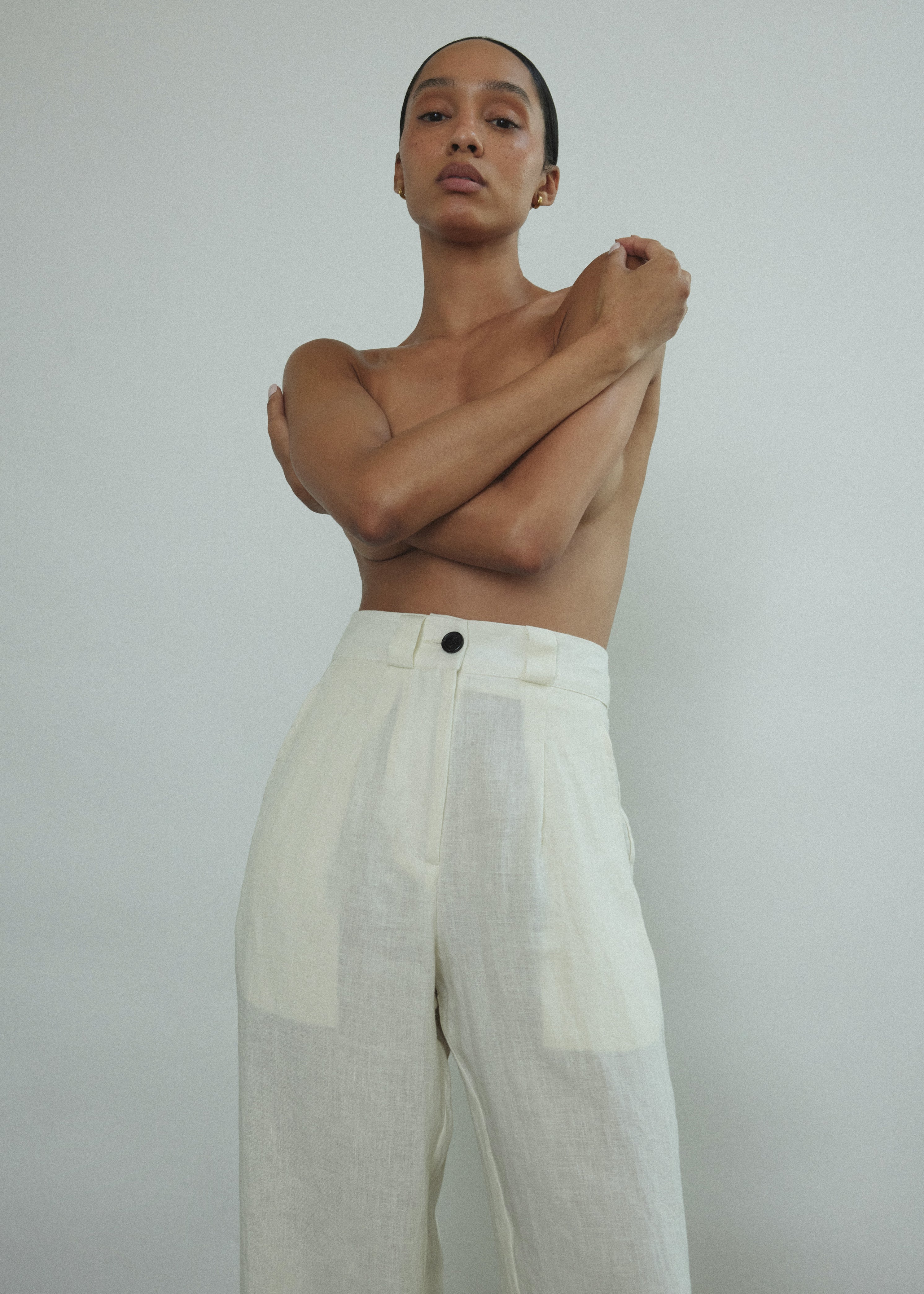 Detail of the pleated front and fitted waistband on the ivory Japanese linen Kamperett Huene Pant.