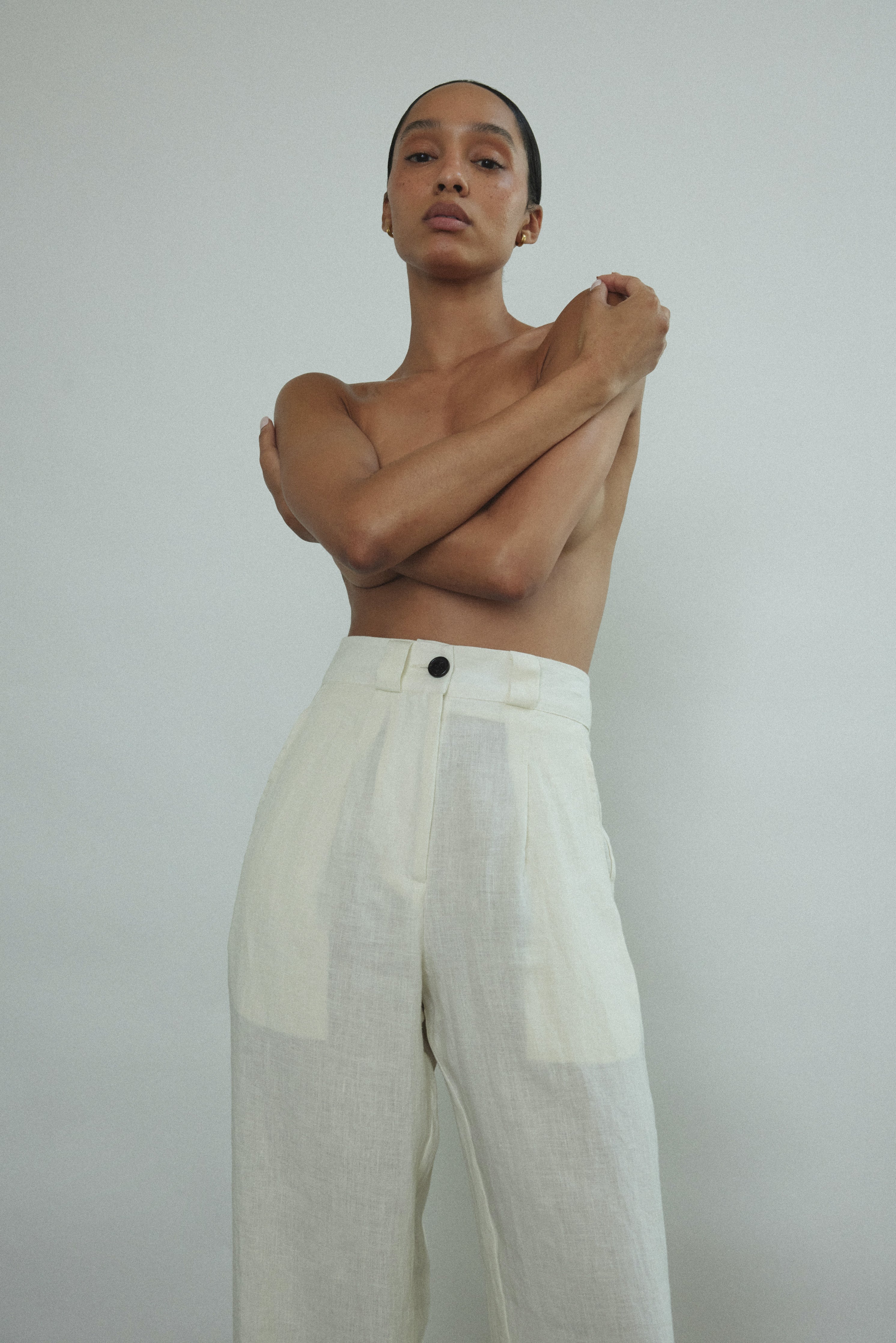 Detail of the pleated front and fitted waistband on the ivory Japanese linen Kamperett Huene Pant.