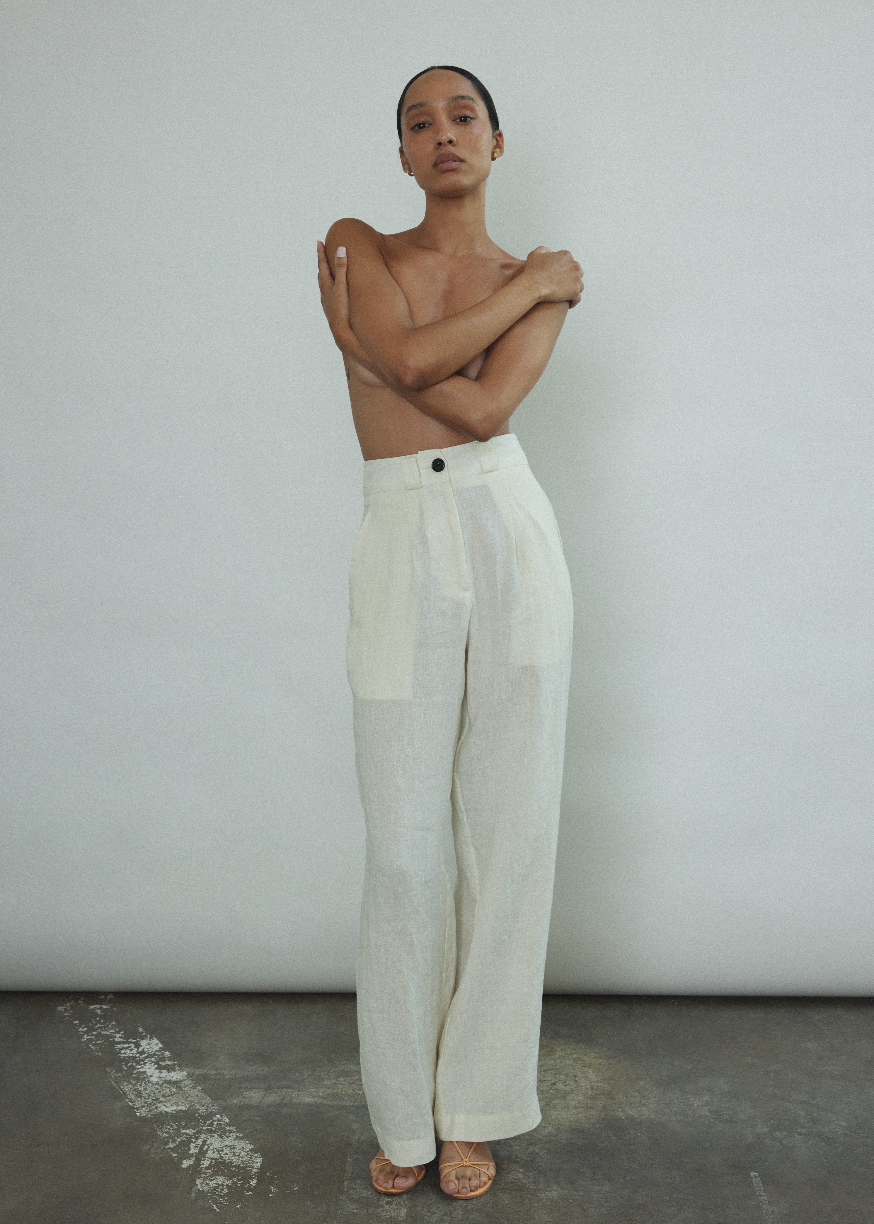 Front view of a bride wearing the ivory Japanese linen Kamperett Huene Pant with pleated front and wide-leg silhouette.