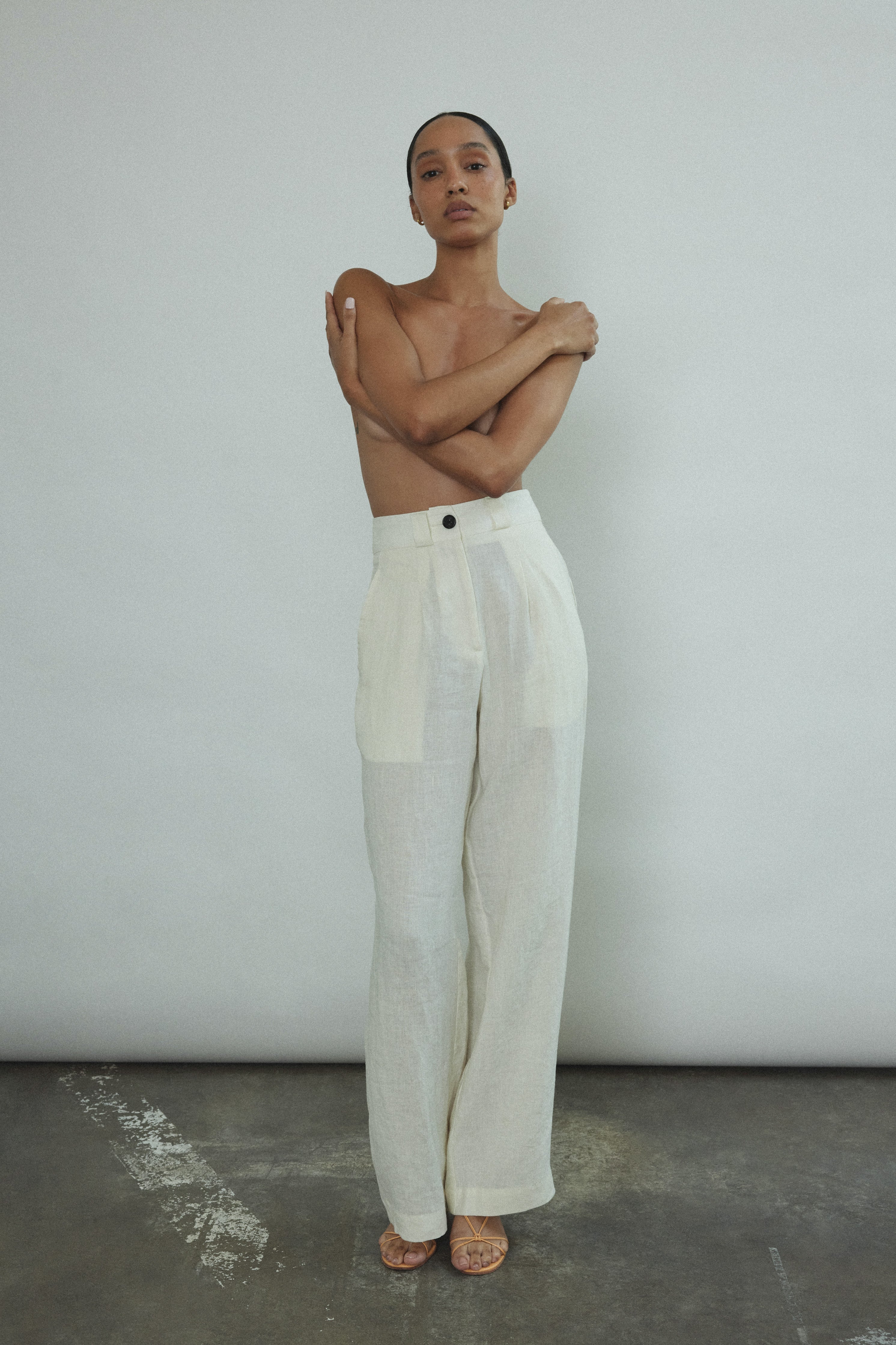 Front view of a bride wearing the ivory Japanese linen Kamperett Huene Pant with pleated front and wide-leg silhouette.