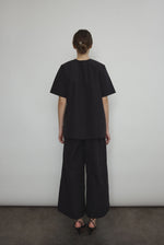 Back view of the black Japanese cotton lawn Kamperett Jette Tee showing the reversible construction with shoulder darts.