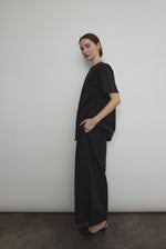 Side view of the black Japanese cotton lawn Kamperett Jette Tee with oversized cut.
