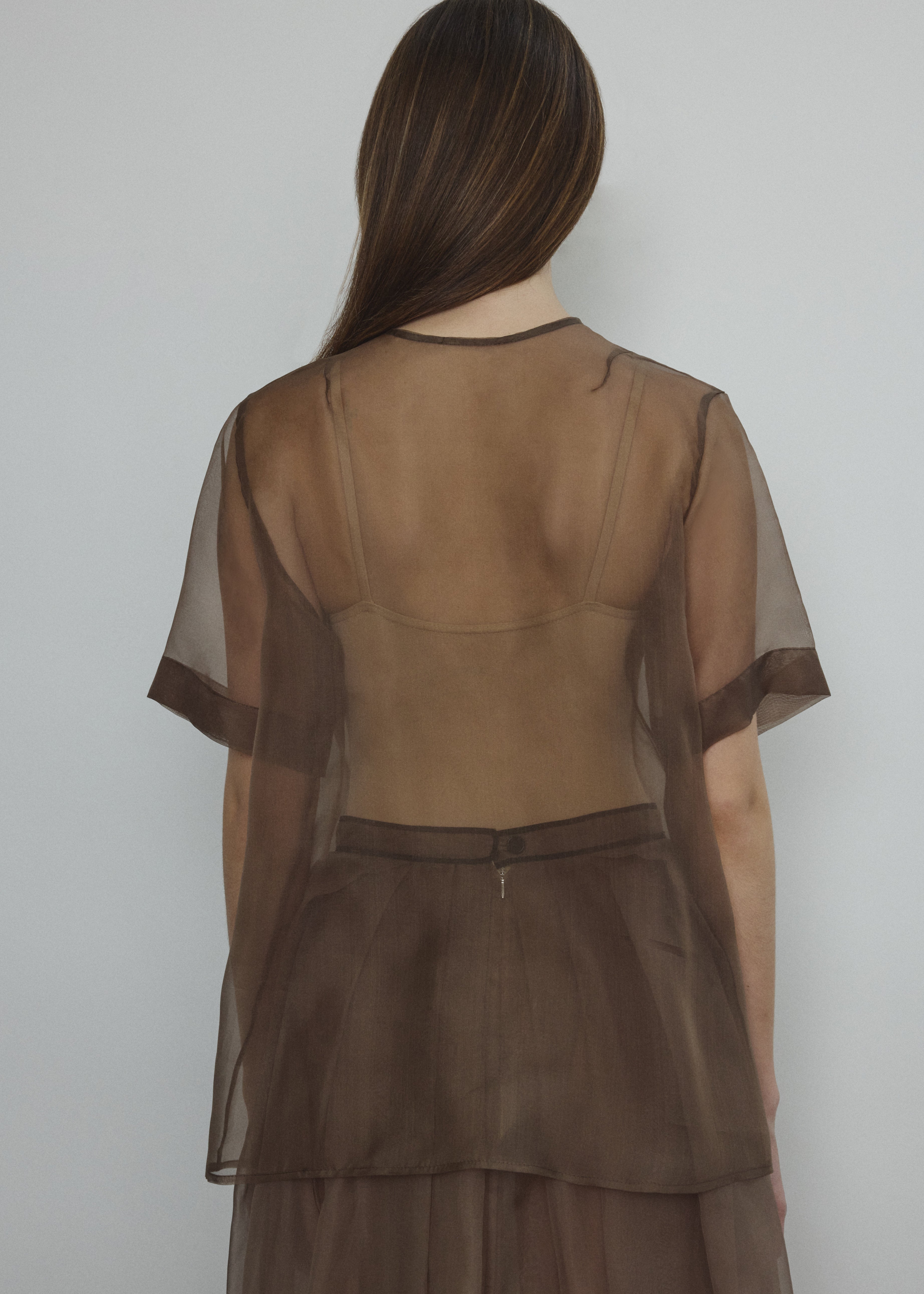 Back view of the mushroom silk organza Kamperett Jette Tee showing the reversible shoulder darts.