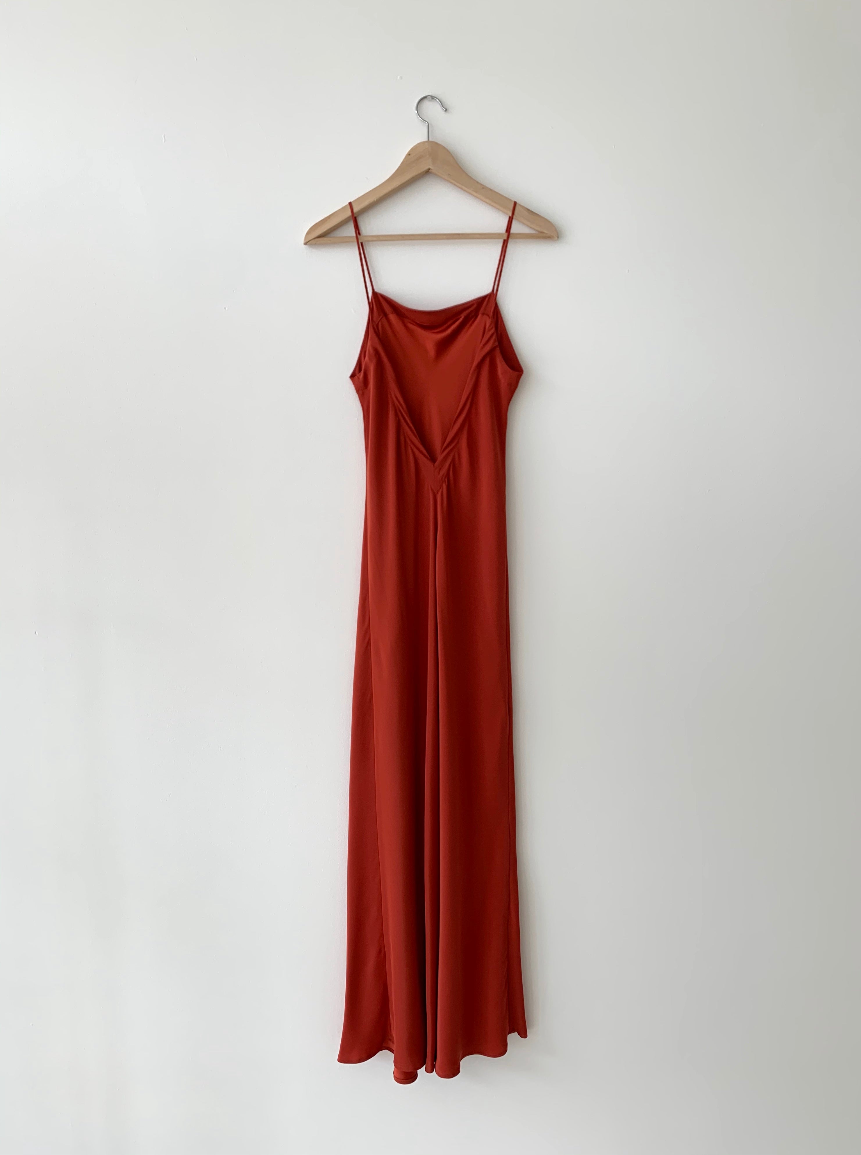 Back view of the rust matte silk charmeuse Kamperett Long Slip showing the deep V back.