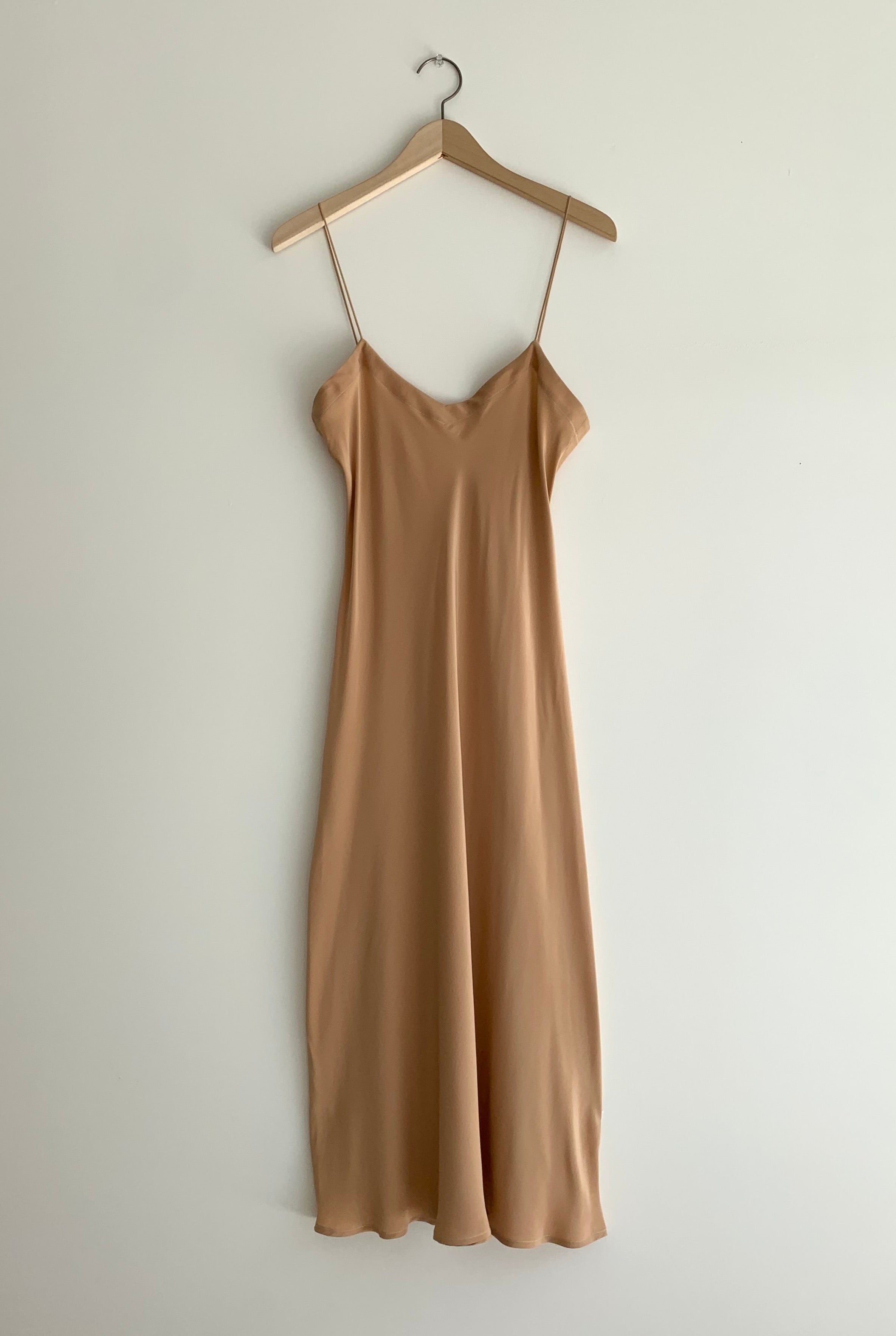 KAMPERETT | V-NECK MIDI SILK SLIP